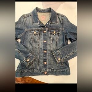 Old Navy Medium Wash Denim Jacket with rose gold buttons. Classic!